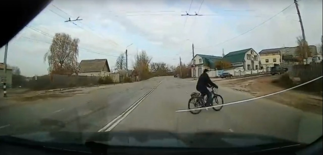 Велосипедист-виртуоз из Коврова чудом вырулил из-под колес автомобиля