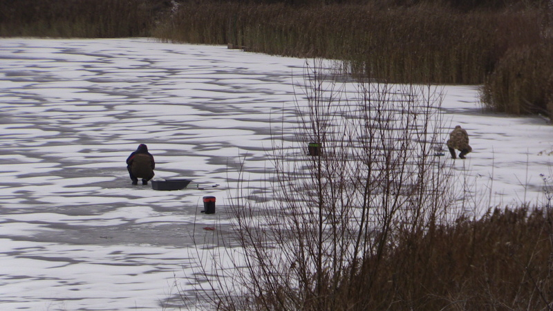"Лед уже крепкий, я вешу мало": владимирцы рискуют жизнью ради улова