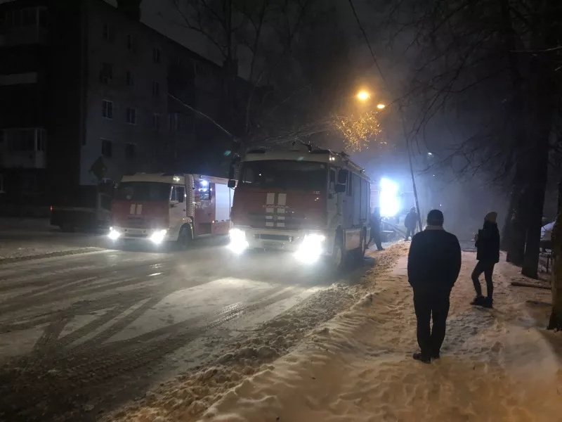 Фото к статье: Ночью на Северной массово эвакуировали жителей многоквартирного дома