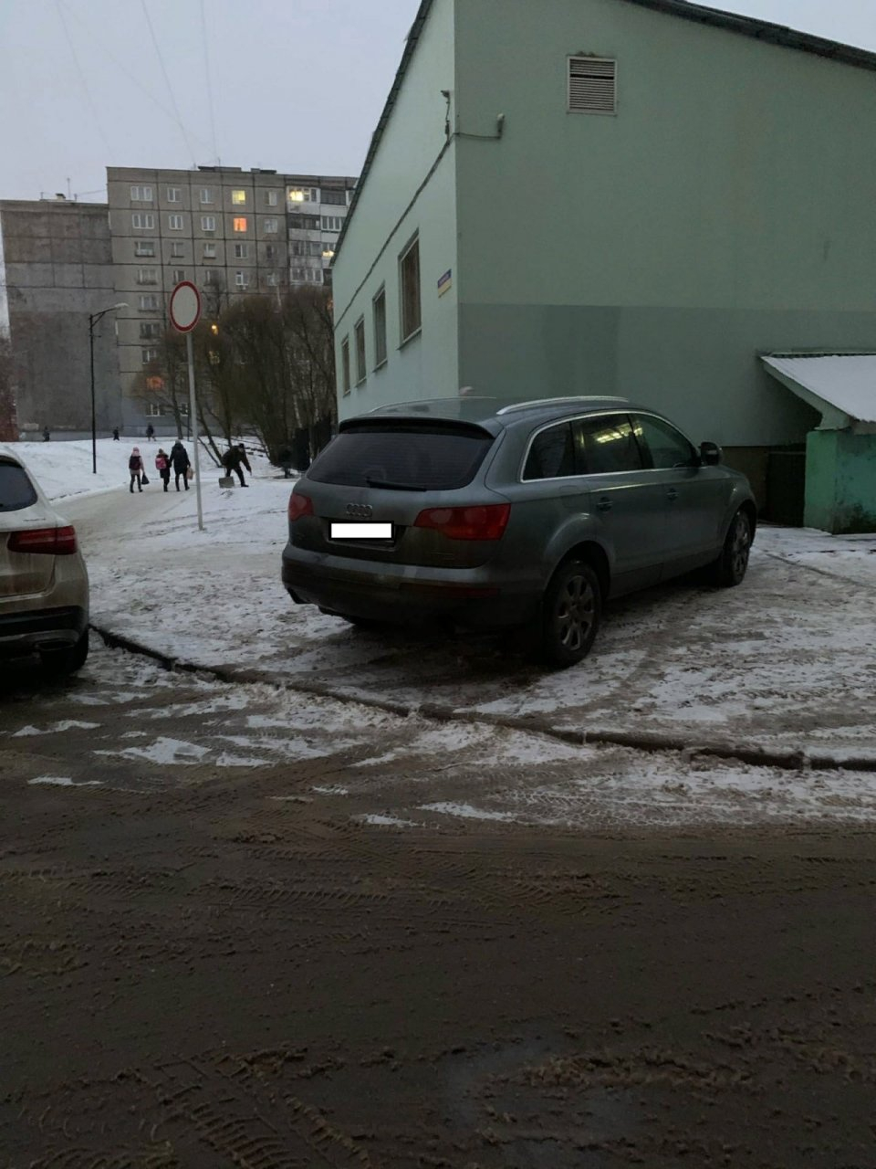 Автохамы Владимира превращают тротуары в места для стоянки