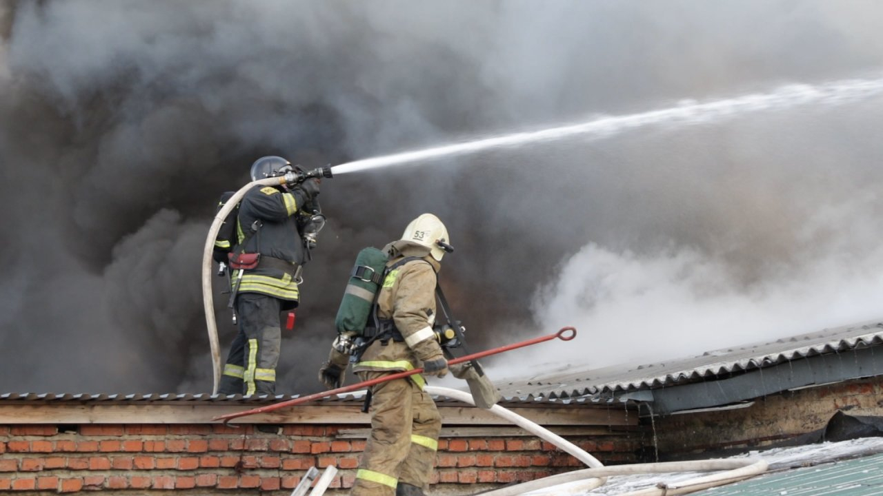 Пожарным пришлось повторно тушить пожар на производстве в Сновицах