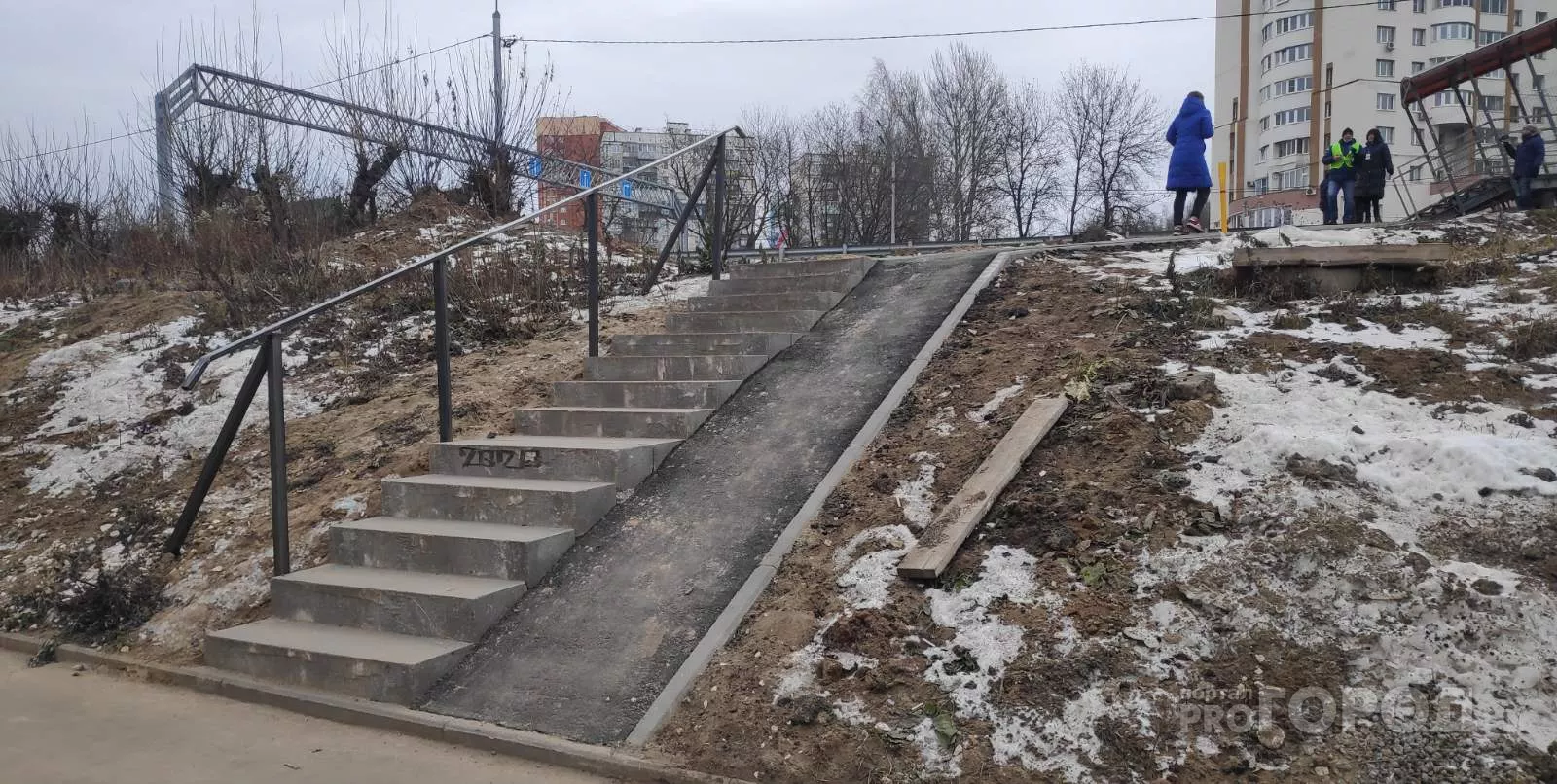 Фото к статье: Школьник сломал ногу у надземного перехода на Содышке