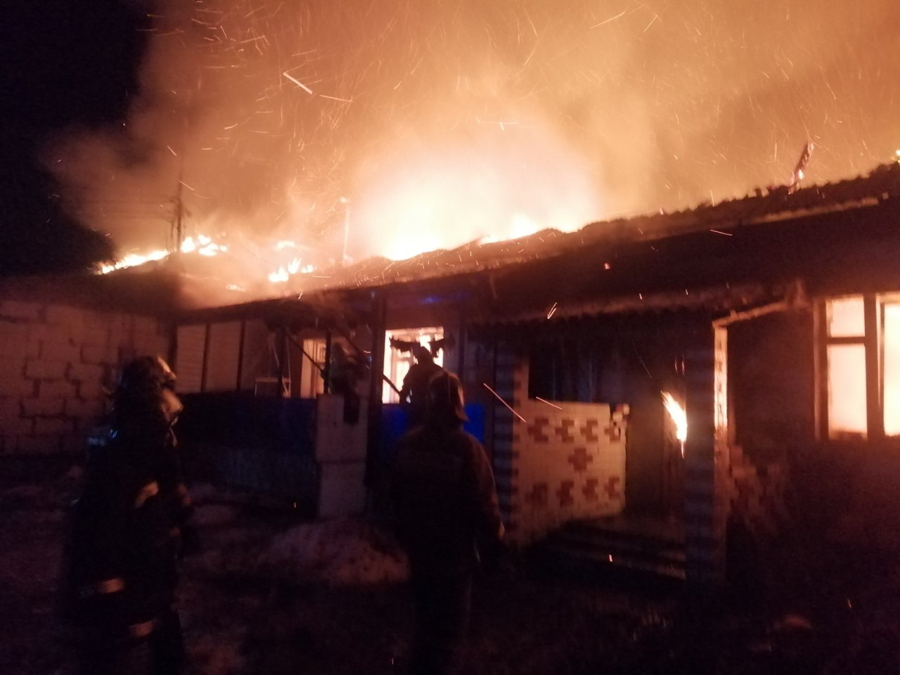 Из-за сильного пожара в Струнино 11 человек остались без жилья