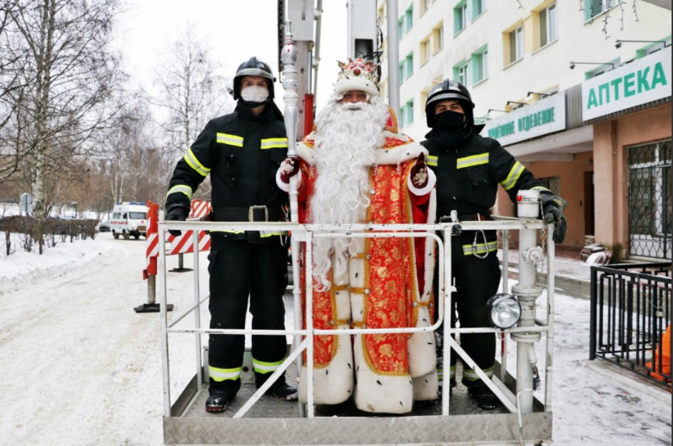 Дед Мороз на пожарном кране поздравил маленьких пациентов