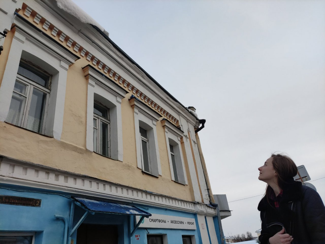 Во Владимире ледяная глыба с крыши пролетела в сантиметре от девушки