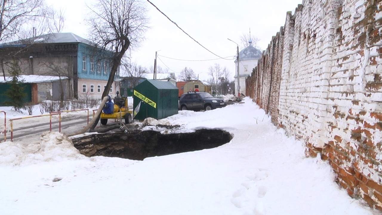 В Муроме у стен монастыря образовалась огромная яма