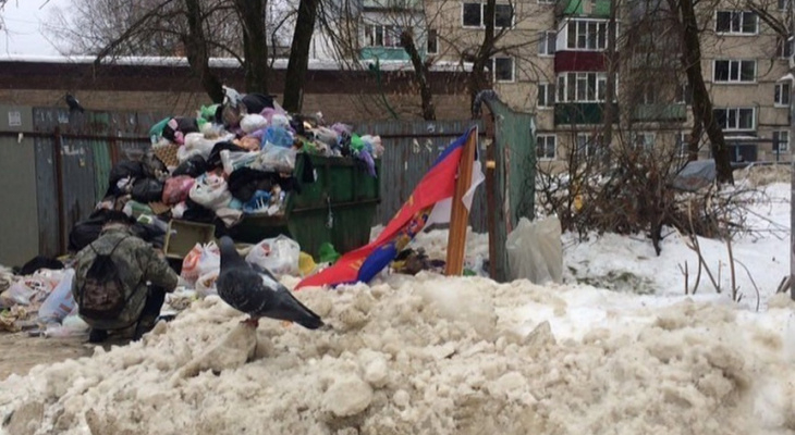 Сначала герб, а теперь флаг. На помойке оказываются государственные символы