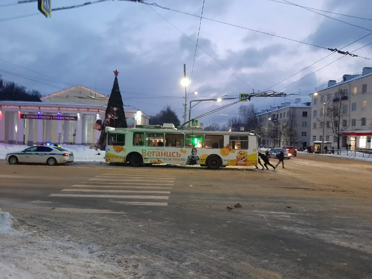 Фото к статье: Жители Владимира вручную передвигали троллейбус