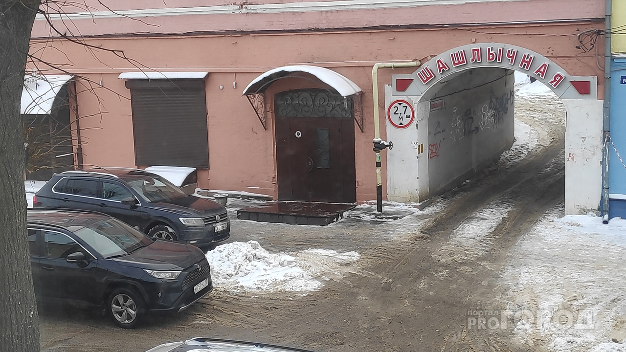 Владимирец припарковал внедорожник на тротуаре и замазал номер снегом