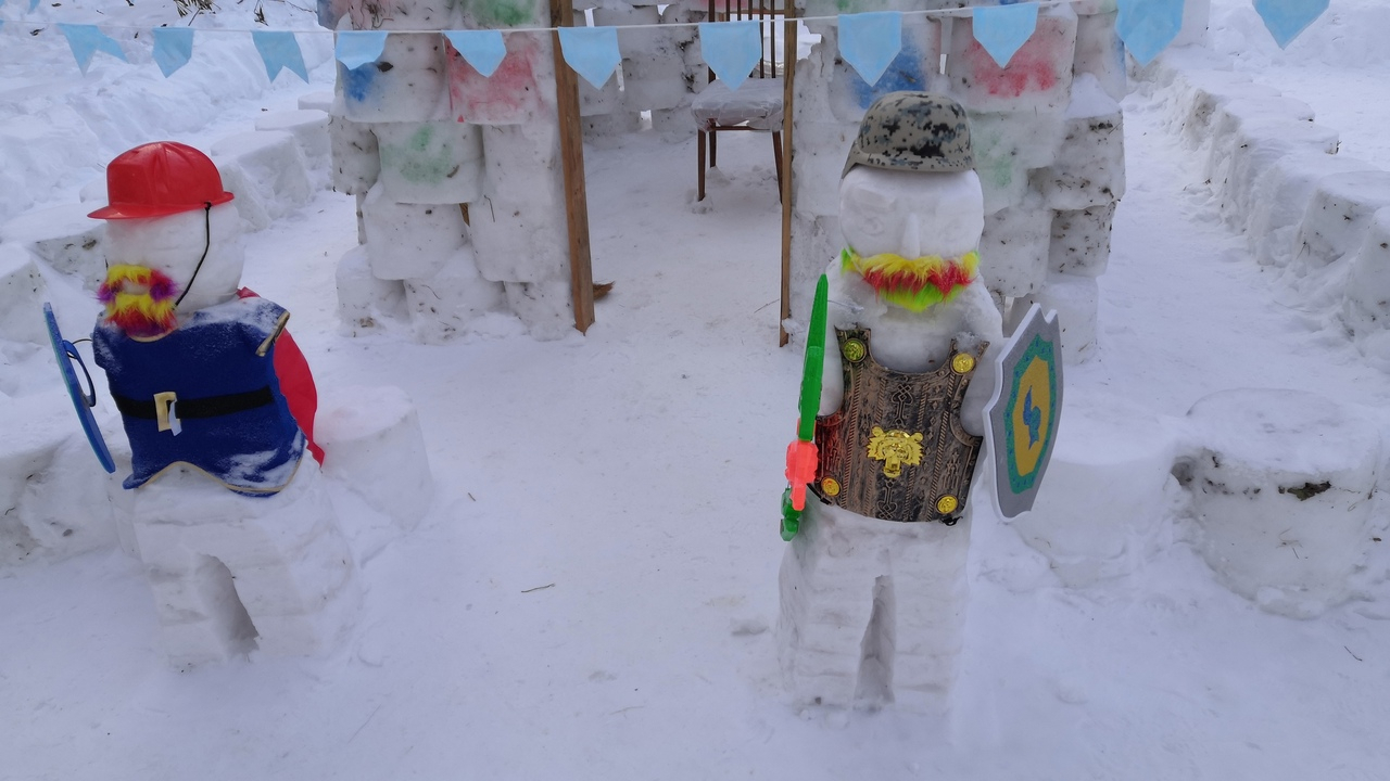 Во Владимире жители построили необычный снежный городок с замками и пиратами