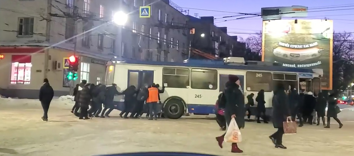 Жители Владимира руками вытолкали застрявший на дороге троллейбус