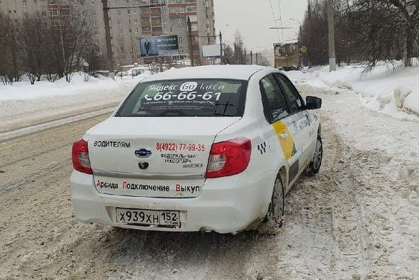 Во Владимире такси едва не сбило женщину на пешеходном переходе