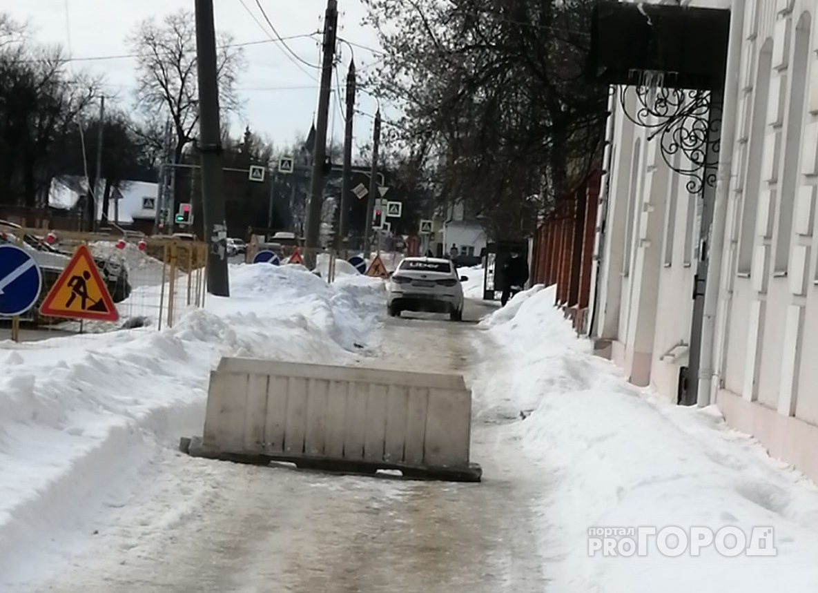 Автохамы объезжают перекрытую улицу Луначарского по тротуару