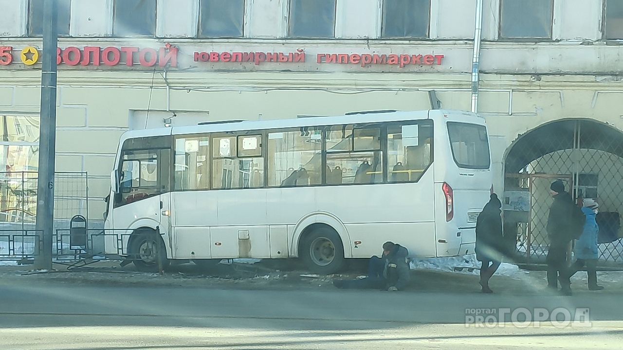 В центре Владимира пассажирский автобус № 5 выбросило с дороги на остановку