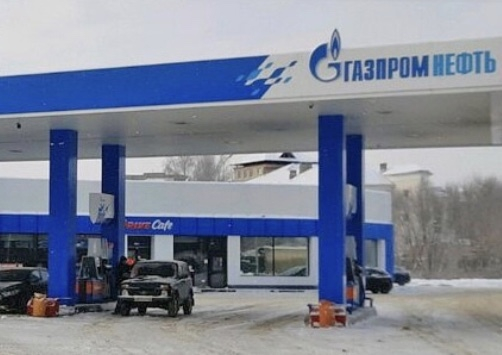 Водитель дорогой иномарки отсудил у "Газпромнефть" деньги на ремонт авто