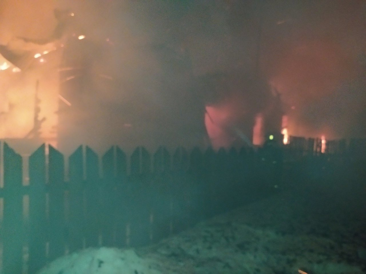 Все спали, когда услышали треск пожара: из-за сигареты сгорел дом на 2 семьи