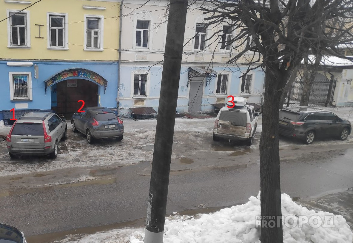 Сразу три машины с закрытыми номерами припарковались на тротуаре в центре Владимира