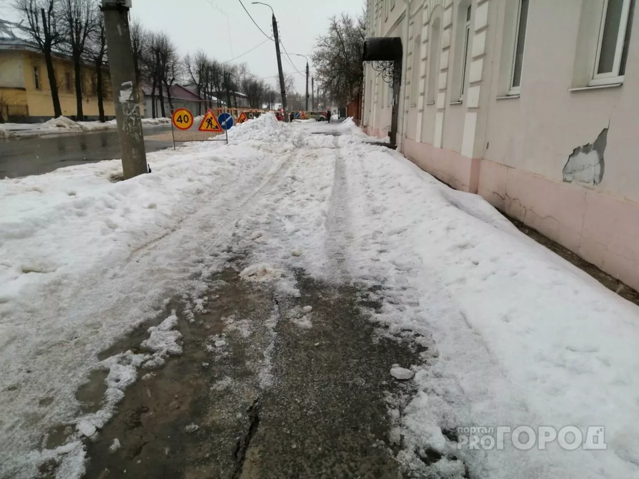 Фото к статье: Во Владимире скинули снег с крыши Росреестра и оставили сугробы на тротуаре