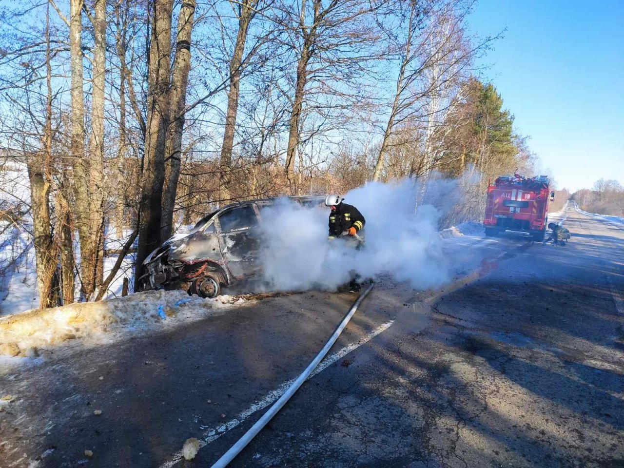 Гусевские ЧП: на трассе полностью сгорел автомобиль, а в городе сгорел цех