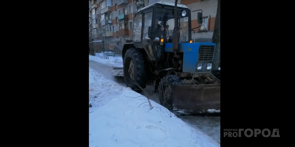 "Мартышкин труд": на улице Михайловской трактор подметает лед