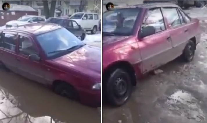 У 1 городской поликлиники автомобиль провалился в яму с водой