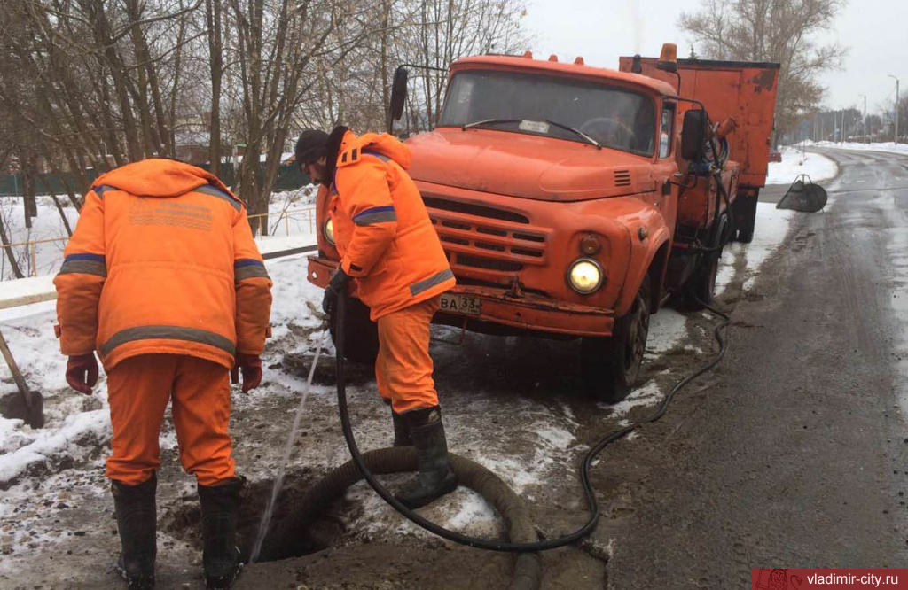 Во Владимире 40 рабочих расчищают ливневки