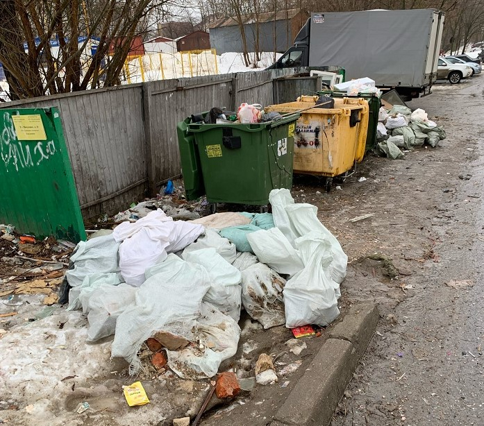 Во дворе на Пичугина более двух недель валяется не убранный строительный мусор
