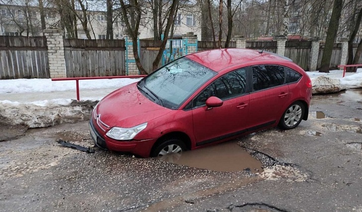 Дороги в Коврове: "Сначала осталась без бампера, потом пробила 2 колеса"