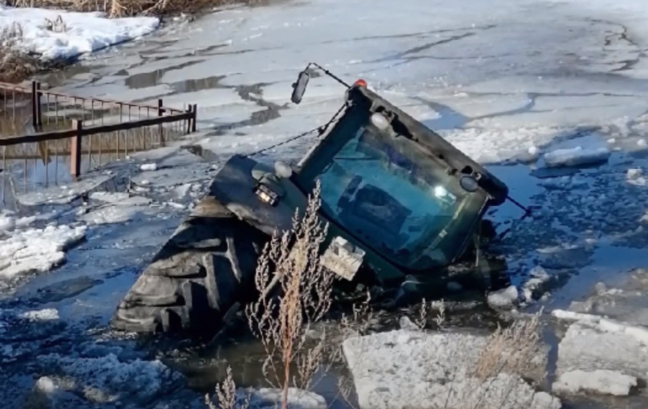 В Суздальском районе трактор с навозом провалился под лёд