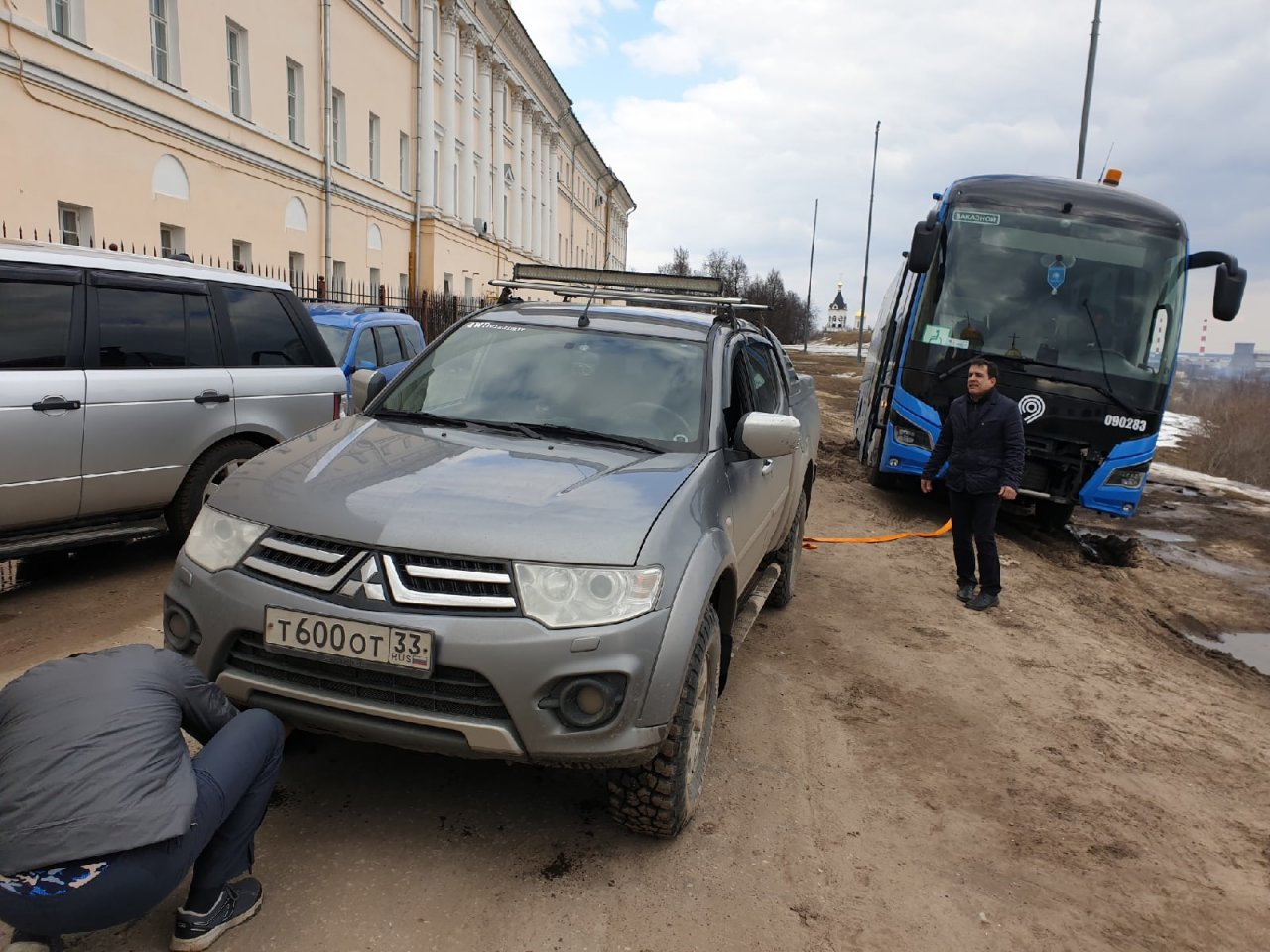 Во Владимире туристский автобус застрял прямо у музея-заповедника