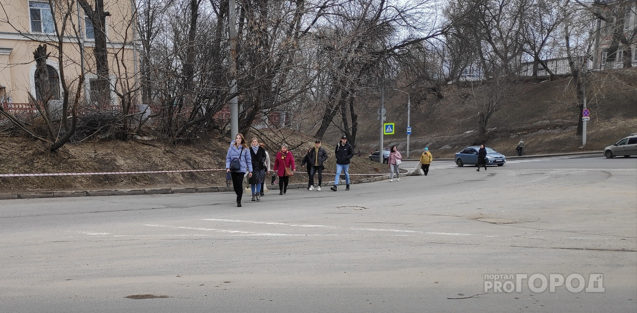 Пешеходы в самом центре города вынуждены шагать по проезжей части
