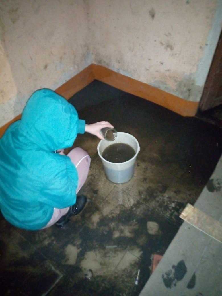 Дети в Юрьев-Польском вычерпывают воду из подтопленного подъезда
