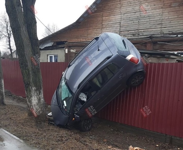 В Александрове автомобиль залез на забор