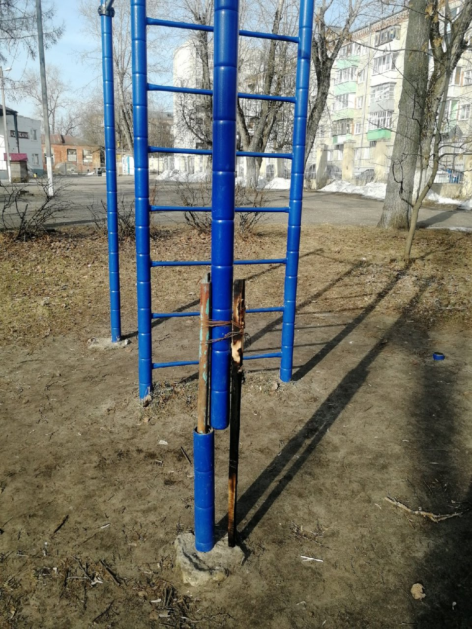 В Коврове в парке спортивный турник отремонтировали тяп-ляп