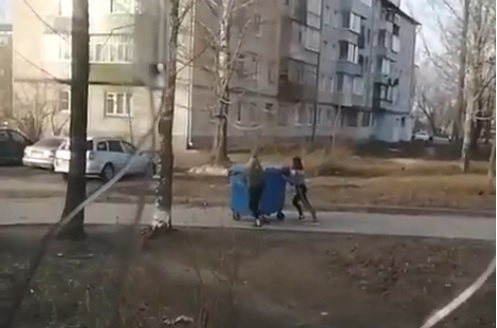 Две девушки в Коврове угнали мусорный бак