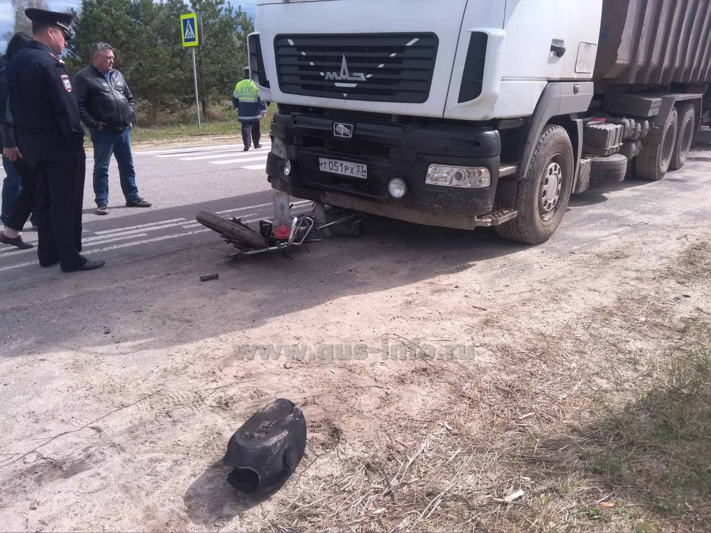 Во Владимирской области подросток на мопеде влетел в грузовик