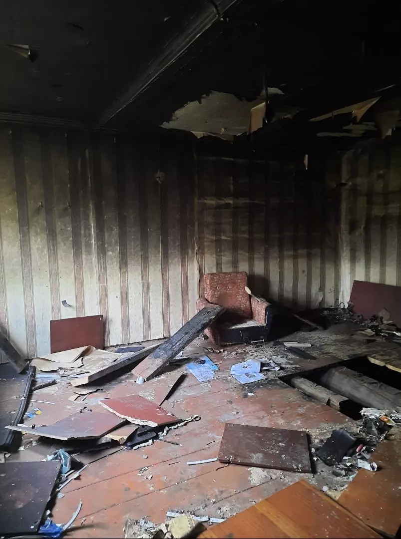 Фото к статье: В сгоревшем доме в Добром найден труп повешенного
