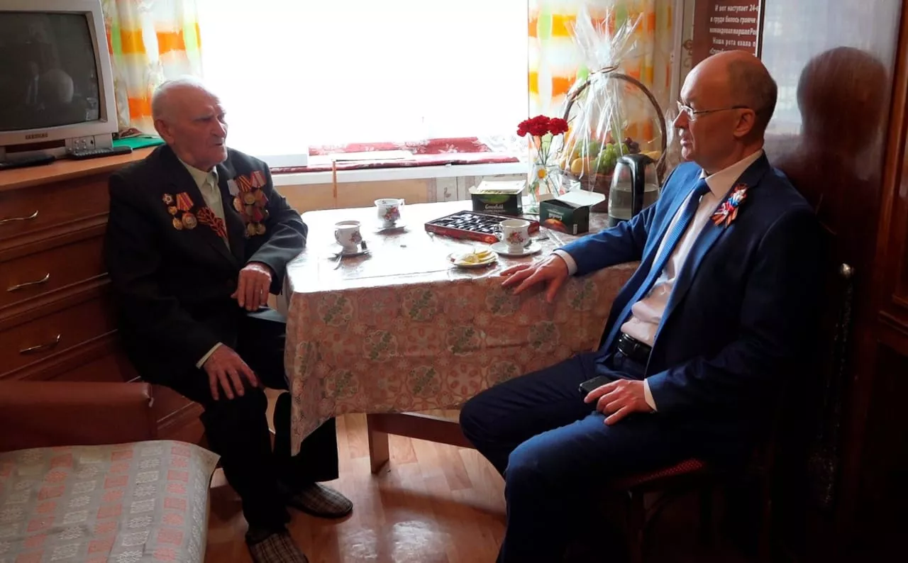 Фото к статье: Владимир Киселев поздравил Михаила Волосникова - участника первого парада Победы на Красной Площади