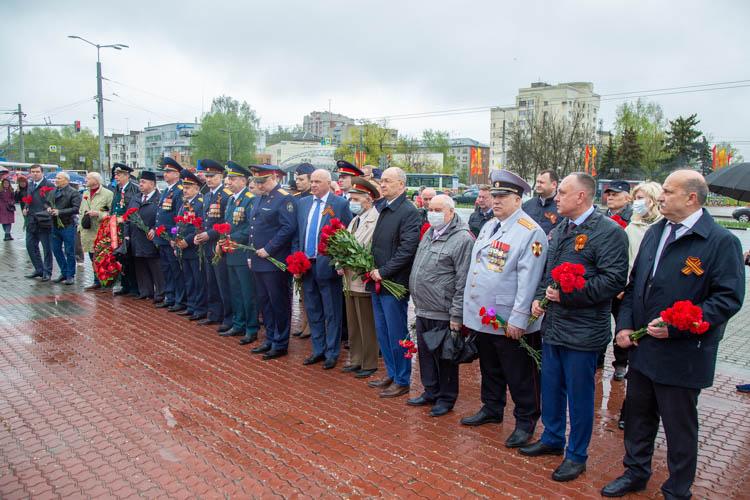 Во Владимире состоялось возложение цветов к мемориалу павших солдат
