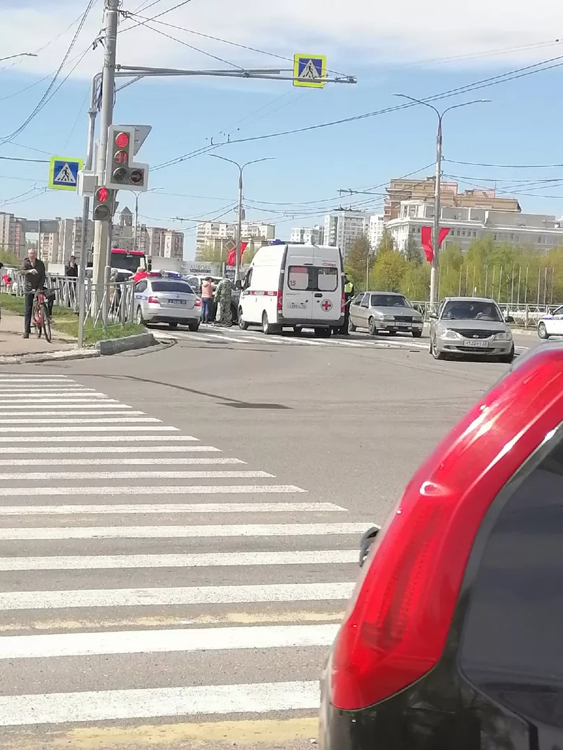 Фото к статье: Массовая авария во Владимире: у "Белого дома" столкнулись 6 машин