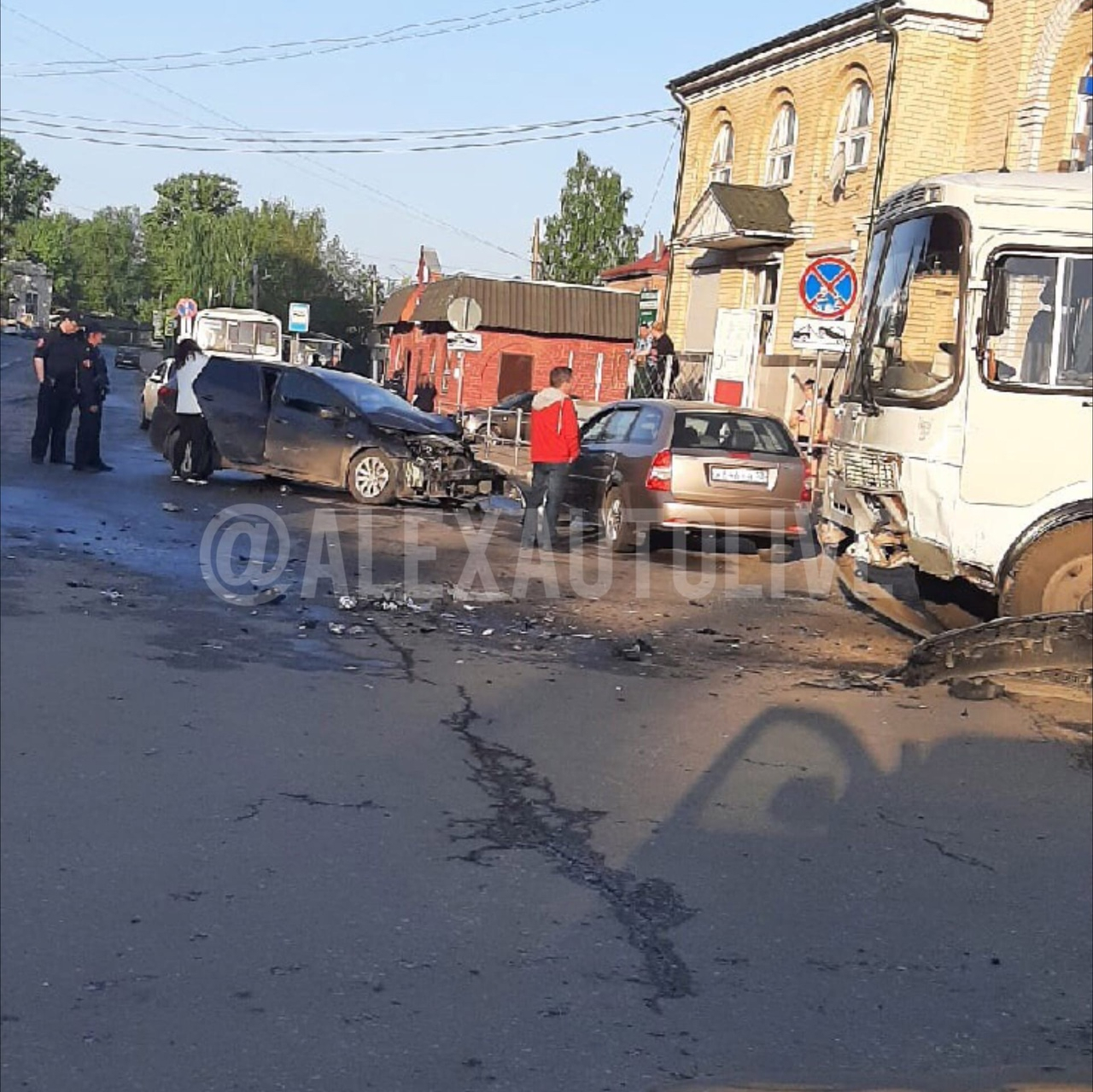 В Александрове столкнулись пассажирский автобус и 2 иномарки