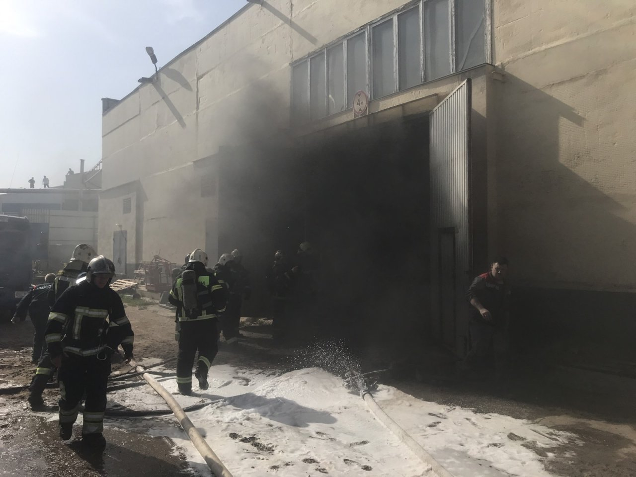Серьёзный пожар во Владимире: в промзоне горела ёмкость с маслом