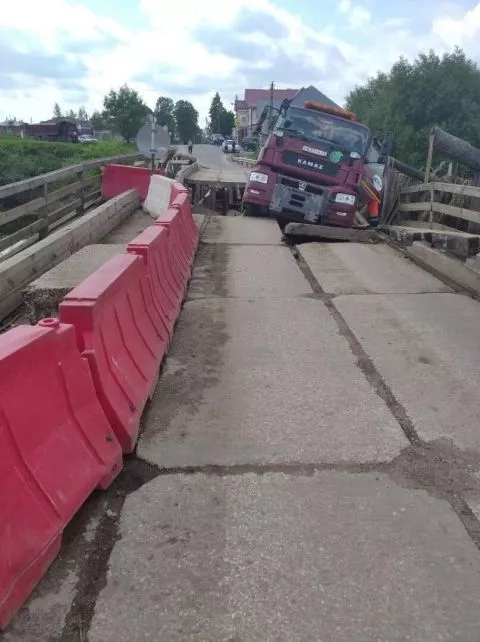 Фото к статье: Под большегрузом из Владимира рухнул мост в Ивановской области