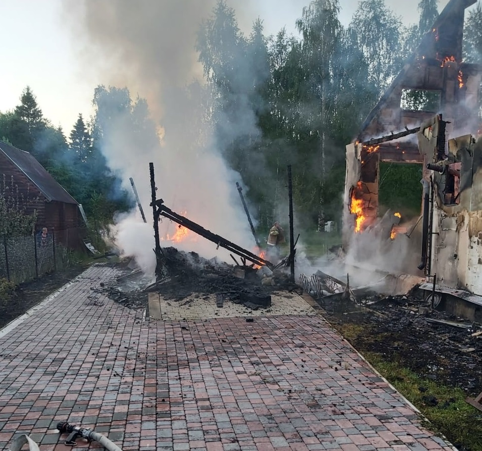 Ночью в Александровском районе сгорела дача