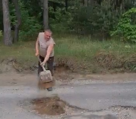 Мужчина из Киржача закидывал глубокие дорожные ямы землёй