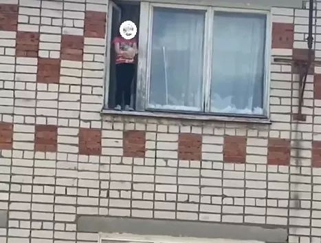 Фото к статье: В Коврове девочка стояла на карнизе открытого окна на пятом этаже