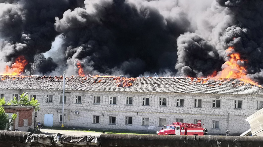 В Гусь-Хрустальном крупный пожар: сгорела крыша столовой