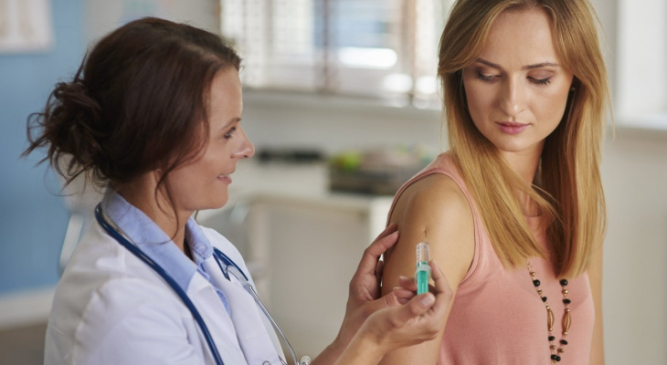 7 вопросов о вакцинации против COVID: развеиваем мифы