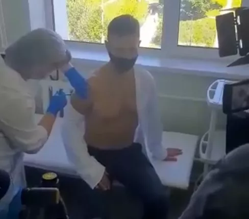 Фото к статье: Губернатор Сипягин привился от коронавируса