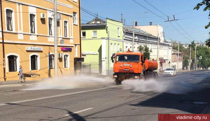 Во Владимире ежедневно поливают асфальт для предотвращения его порчи